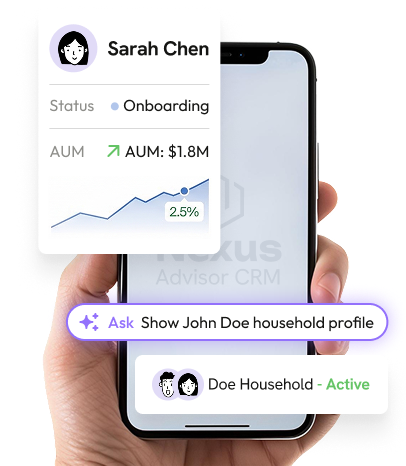 Aperçu Nexus Advisor CRM : fiche client, statut d'onboarding et assistant IA sur téléphone